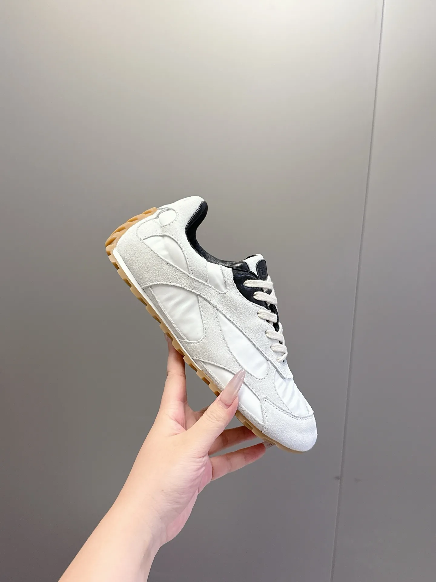 👟👟Ex-factory price 500👟👟 Bottega Veneta｜BV Bottega Veneta 25ss new Forrest shoes Dexun sneakers Sneaker technology nylon and suede, inspired by retro sneakers, a new interpretation of classic sneakers, lightweight, comfortable and breathable summer essentials The sole uses a classic woven texture, which is very recognizable, and is spliced with nylon suede, giving it a full texture!   Size: #Female 35-40 (41 made to order, non-refundable)